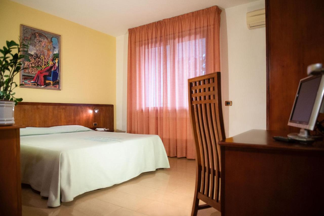 Quartu SantʼElena Hotel Califfo מראה חיצוני תמונה